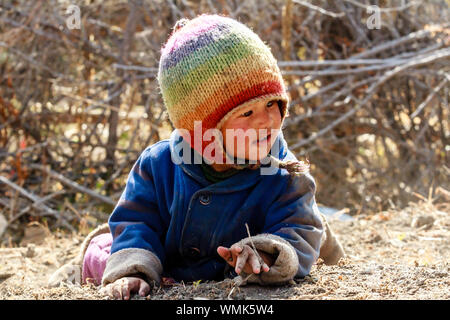 Jhong, Nepal - November 17, 2015: Wenig nepalesische Kinder spielen auf dem Boden. Stockfoto