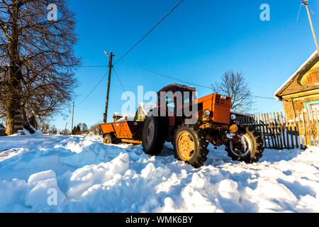 Lyashki, Russland - 23. Februar 2018: Die alten Traktor entfernt Schnee im Winter auf der Straße von einem traditionellen russischen Dorf Stockfoto