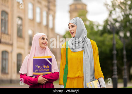 Muslimische Schüler sprechen während gemeinsam zu Fuß zur Universität Stockfoto