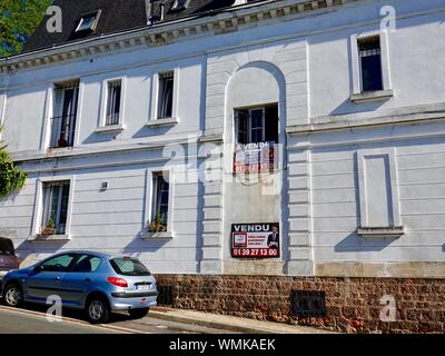 Haus zum Verkauf und verkauft Zeichen im Zentrum der kleinen Stadt Andrésy, Frankreich Stockfoto