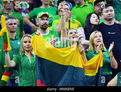 Dongguan, Guangdong Provinz Chinas. 5. Sep 2019. Fans von Litauen Beifall für das Team während der Gruppe H Match zwischen Litauen und Australien am 2019 FIBA-Weltmeisterschaft in Dongguan, Provinz Guangdong im Süden Chinas, Sept. 5, 2019. Credit: Zhu Zheng/Xinhua/Alamy leben Nachrichten Stockfoto