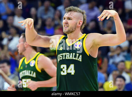 Dongguan, Guangdong Provinz Chinas. 5. Sep 2019. Jock Landale von Australien feiert während der Gruppe H Match zwischen Litauen und Australien am 2019 FIBA-Weltmeisterschaft in Dongguan, Provinz Guangdong im Süden Chinas, Sept. 5, 2019. Credit: Zhu Zheng/Xinhua/Alamy leben Nachrichten Stockfoto