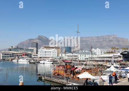 Die piratentour Boot festgemacht an der Victoria Wharf warten Touristen auf einer Sightseeing Tour in die Table Bay, V&A Waterfront, Kapstadt, Südafrika Stockfoto