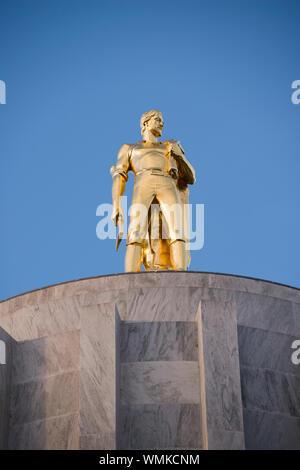 Der Oregon Pionier, auch als Gold Mann bekannt, Statue ist eine Acht und eine halbe Tonne Bronzestatue mit Blattgold Oberfläche, die auf dem Oregon Zustand sitzt Stockfoto