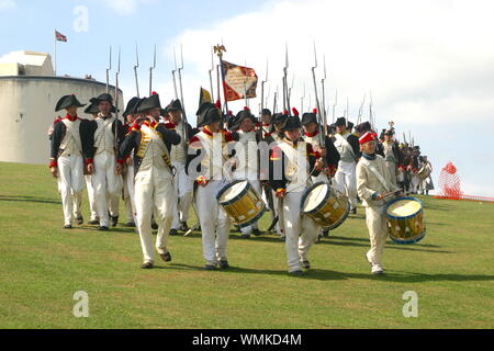 Französische Soldaten der napoleonischen Kriege versammeln sich in Folkestone für eine Nachstellung der Schlacht von Waterloo. Stockfoto