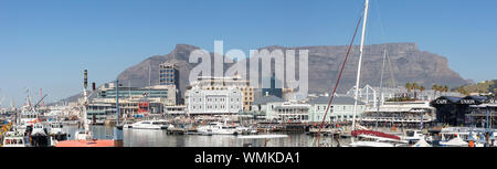 Panorama von der V&A Waterfront Victoria Wharf mit tour Boote, Geschäfte und Restaurants mit Blick auf den Tafelberg, Kapstadt, Südafrika Stockfoto