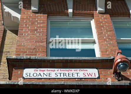 Straßennamen Zeichen für die Sloane Street, im Royal Borough von Kensington und Chelsea, London, England, angrenzenden Kamera cctv Stockfoto