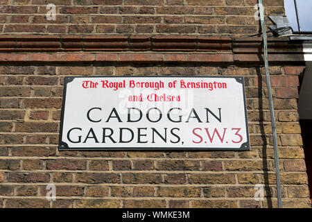 Straßennamen Zeichen für die Cadogan Gardens, im Royal Borough von Kensington und Chelsea, London, England Stockfoto