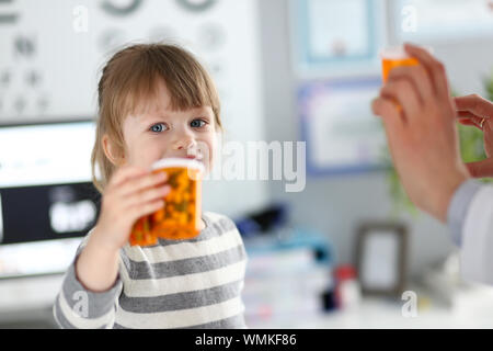 Cute Baby mit Arzt im Krankenhaus Stockfoto