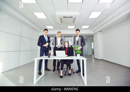 Gruppe junger Geschäftsleute im Büro. Stockfoto