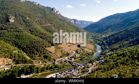 Luftaufnahme von Les Vignes Dorf in den Gorges du Tarn Stockfoto