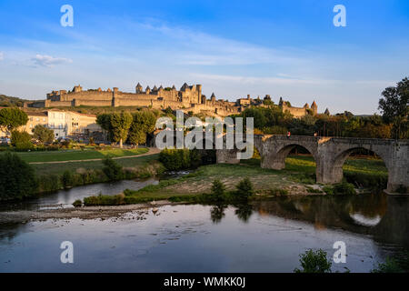 Carcassonne, Frankreich, an einem Sommerabend, die Zitadelle lokal als La Cite bekannt ist, ist der zweite beliebteste Reiseziel in Frankreich. Stockfoto