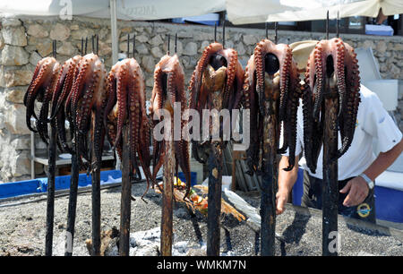 Octopus auf heiße Glut in der beliebten Seafood Restaurant El Penon in Salobrena Beach Resort an der Costa Tropical, Granada, Spanien gekocht wird. Stockfoto