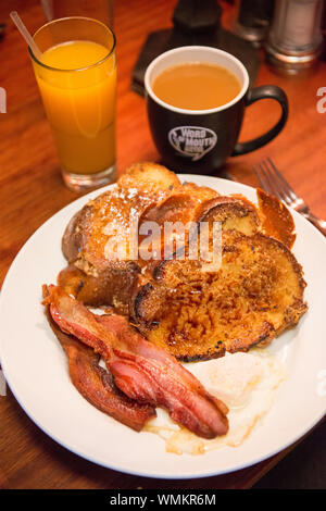 Crème brûlée French Toast mit Schinken und Ei auf Mundpropaganda Bistro, ein beliebtes Frühstück und Mittagessen in Salem, Oregon. Stockfoto