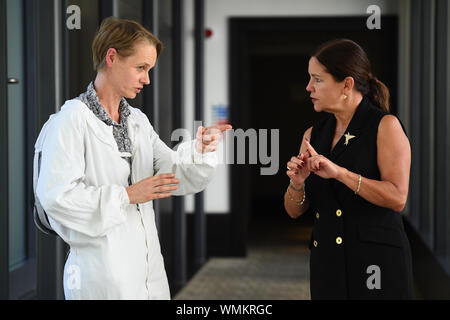 Zweite Frau Karen Pence, Frau des Vice President Mike Pence (rechts), spricht mit Camilla Goddard, Direktor des Kapitals Biene, bei einem Besuch der Biene Terrasse an St Ermin's Hotel in Westminster, London. Stockfoto