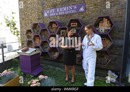 Zweite Frau Karen Pence, Frau des Vice President Mike Pence (links), spricht mit Camilla Goddard, Direktor des Kapitals Biene, bei einem Besuch der Biene Terrasse an St Ermin's Hotel in Westminster, London. Stockfoto