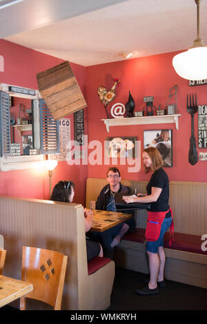 Mundpropaganda Bistro ist ein beliebtes Frühstück und Mittagessen in Salem, Oregon. Stockfoto