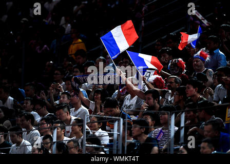 (190905) - Shenzhen, Sept. 5, 2019 (Xinhua) - Fans von Frankreich Beifall für ihre Mannschaft während der Gruppe G Übereinstimmung zwischen der Dominikanischen Republik und Frankreich an der FIBA WM 2019 in Shenzhen im Süden Chinas Provinz Guangdong, Sept. 5, 2019. (Xinhua / Xu Chang) Stockfoto