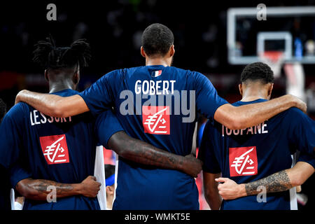 (190905) - Shenzhen, Sept. 5, 2019 (Xinhua) - Rudy Gobert (C) der Frankreich mit seinen Mannschaftskameraden vor der Gruppe G Übereinstimmung zwischen der Dominikanischen Republik und Frankreich an der FIBA WM 2019 in Shenzhen im Süden Chinas Provinz Guangdong, Sept. 5, 2019. (Xinhua / Xu Chang) Stockfoto