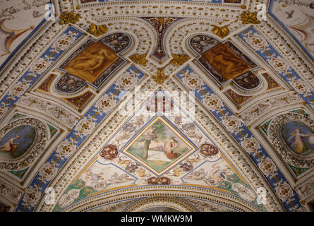 Detail der kunstvollen und farbenfrohen Pflasterarbeiten aus dem 16. Jahrhundert an einer der Decken der Villa Farnese in Caprarola. Stockfoto