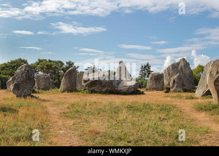 Alignements de Kermario, Zeilen der stehenden Steine - Menhire, die größte Megalithen in der Welt, Carnac, Bretagne, Frankreich Stockfoto