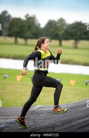 Ein Wettbewerber Ansätze der 'Everest' Hindernis im harten Mudder Ausdauer Event im Badminton Park, Gloucestershire, Großbritannien Stockfoto