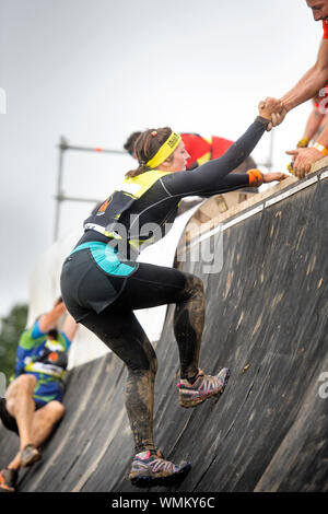 Ein Wettbewerber verhandelt die 'Everest' Hindernis im harten Mudder Ausdauer Event im Badminton Park, Gloucestershire, Großbritannien Stockfoto