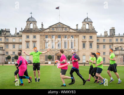 Wettbewerber, die an der harten Mudder Ausdauer Event im Badminton Park, Gloucestershire, Großbritannien Stockfoto