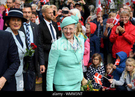 Friedrichstadt, Deutschland. 05 Sep, 2019. Dänemarks Königin Margrethe II. Spaziergänge durch die Altstadt von Friedrichstadt. Sie wird Schleswig-Holstein besuchen, bis Freitag. Dänemark sieht den Besuch zum Auftakt der 100-Jahr-Feiern der Linie durch ein Referendum im Jahr 2020 zu zeichnen. Credit: Carsten Rehder/dpa/Alamy leben Nachrichten Stockfoto