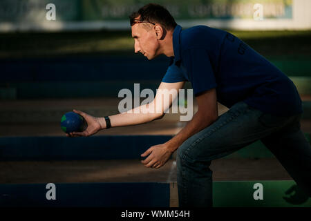 Moskau, Russland - 24. JUNI 2019: Russische Athleten rollt die Kugel für Boccia raffa auf Turnier Sozidanie Stockfoto