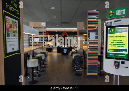 Das Innere von einem McDonald's Restaurant, einschließlich einer Self-Service-Kiosk, in der elsässischen Stadt Thann, Frankreich. Stockfoto