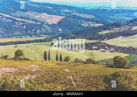 Schöne Landschaft, Natur. Berglandschaft. Blick von oben auf die sonnige Felder auf die Hügel in der Toskana, Italien Stockfoto