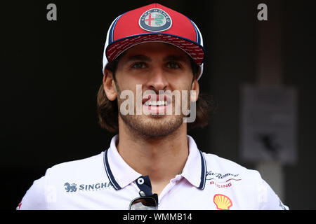 Monza, Italien. 05 Sep, 2019. Monza, Italien. 5. September. Formel 1 Gran Prix von Italien. Antonio Giovinazzi von Alfa Romeo Racing im Fahrerlager während des F1 Grand Prix von Italien: Marco Canoniero/Alamy leben Nachrichten Stockfoto