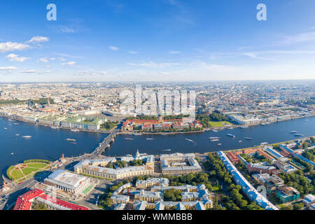 Antenne Panoramablick auf den Fluss Neva in St. Petersburg, Russland. Hermitage, Admiralität, Isaaks-kathedrale, Kabinett der Kuriositäten und einige andere Stockfoto