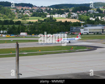 Flugzeug am Flughafen Zürich, Schweiz Stockfoto