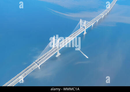 Geschwindigkeit Schiff vorbei unter große Schrägseilbrücke über die hochstraße Luftaufnahme. Hell blau Marine Stockfoto