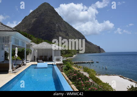 Privater Pool an einem Caribbean Resort mit Blick auf die Berge und das Meer Stockfoto