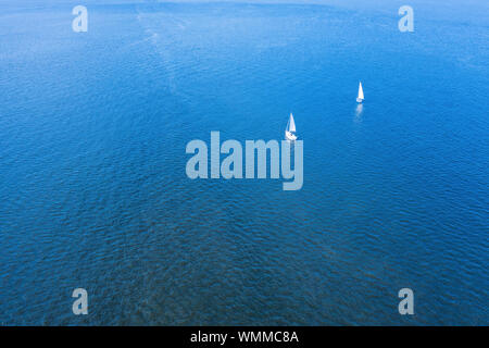 Zwei kleine Sport Yachten auf hoher See Luftbild. Deep Blue Marine an einem sonnigen Tag Stockfoto