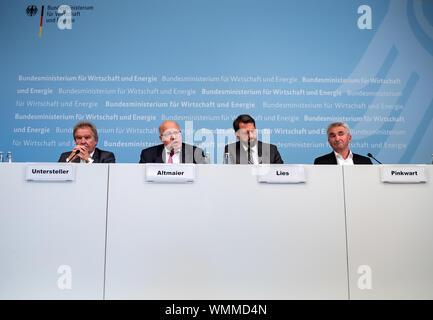 05 September 2019, Berlin: Peter Altmaier (2. von links, CDU), Bundesminister für Wirtschaft und Energie, zusammen mit dem Verkehrsminister Franz Untersteller (l-r, Bündnis 90/Die Grünen), Minister für Umwelt, Klima und Energie in Baden-Württemberg, Olaf liegt (SPD), Minister für Umwelt, Energie, Bauen und Klimaschutz in Niedersachsen und Andreas Pinkwart (FDP), Minister für Wirtschaft, Innovation, Digitalisierung und Energie in Nordrhein-Westfalen, spricht auf einer Pressekonferenz nach der Krisensitzung auf Windenergie im Bundesministerium für Wirtschaft und Technologie. Stockfoto