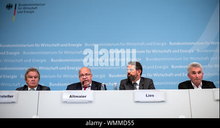 05 September 2019, Berlin: Peter Altmaier (2. von links, CDU), Bundesminister für Wirtschaft und Energie, zusammen mit dem Verkehrsminister Franz Untersteller (l-r, Bündnis 90/Die Grünen), Minister für Umwelt, Klima und Energie in Baden-Württemberg, Olaf liegt (SPD), Minister für Umwelt, Energie, Bauen und Klimaschutz in Niedersachsen und Andreas Pinkwart (FDP), Minister für Wirtschaft, Innovation, Digitalisierung und Energie in Nordrhein-Westfalen, spricht auf einer Pressekonferenz nach der Krisensitzung auf Windenergie im Bundesministerium für Wirtschaft und Technologie. Stockfoto