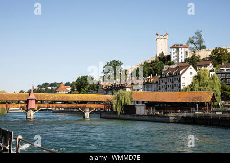 Die Spreuer Brücke über den Reuss im Zentrum von Luzern, Schweiz, mit der historischen Stadtmauer und dem Turm im Hintergrund. Stockfoto