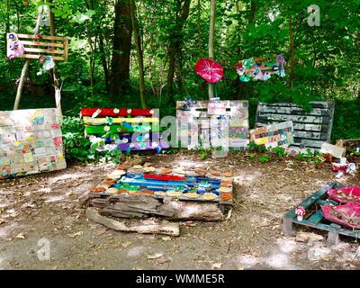 Die hellen und bunten Kinder Kunst im Wald auf der Insel Nancy als Teil der 22 Skulpturen en L'Île Ausstellung, Andrésy, Frankreich Stockfoto