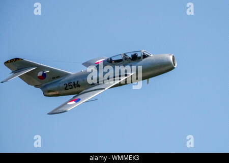 MIG 15 Jet Fighter in den Farben der Tschechoslowakischen Luftwaffe, Flugzeuge aus den 1950er Jahren, die auf dem Blue Sky Fighter Jet MIG 15 UTI fliegen Stockfoto