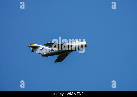 MIG 15 UTI Jet Jäger in den Farben der Tschechoslowakischen Luftwaffe, Flugzeug aus den 1950er Jahren Jet fliegen auf blauem Himmel MIG 15 Jet Stockfoto