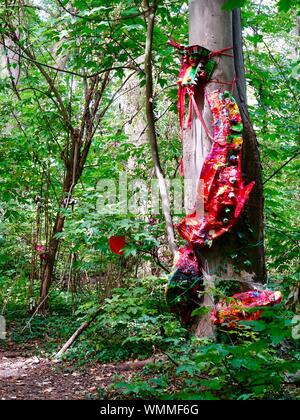 Die hellen und bunten Kinder Kunst im Wald auf der Insel Nancy als Teil der 22 Skulpturen en L'Île Ausstellung, Andrésy, Frankreich Stockfoto