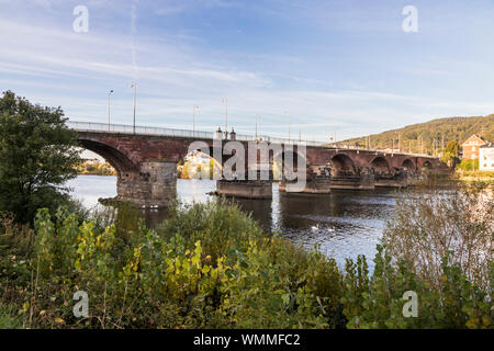 Trier, Deutschland. Die romerbrucke (Römische Brücke), eine alte Brücke über die Mosel aus dem Römischen Reich. Älteste erhaltene Brücke in Deutschland Stockfoto