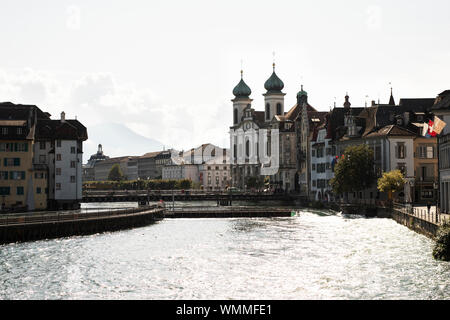 Die barocke Jesuitenkirche und andere historische Gebäude am Reuss in Luzern, Schweiz. Stockfoto