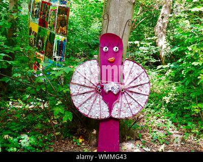 Die hellen und bunten Kinder Kunst im Wald auf der Insel Nancy als Teil der 22 Skulpturen en L'Île Ausstellung, Andrésy, Frankreich Stockfoto