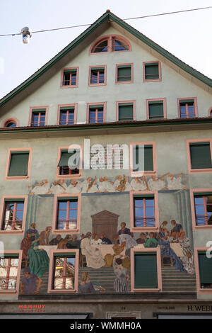 Ein historisch bemaltes Gebäude in der Kapellgasse im Kornmarkt in Luzern, Schweiz. Stockfoto