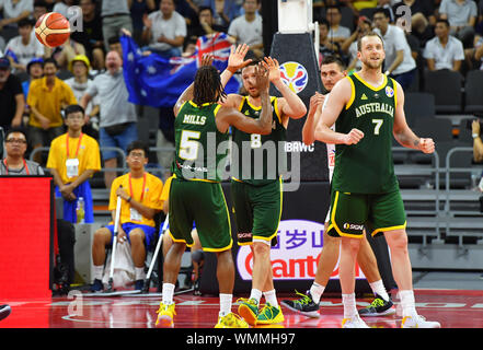 Dongguan, Guangdong Provinz Chinas. 5. Sep 2019. Spieler von Australien feiern, nachdem die Gruppe H Match zwischen Litauen und Australien am 2019 FIBA-Weltmeisterschaft in Dongguan, Provinz Guangdong im Süden Chinas, Sept. 5, 2019. Credit: Zhu Zheng/Xinhua/Alamy leben Nachrichten Stockfoto